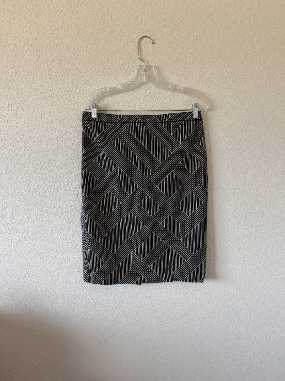 Ann Taylor Black & White Geometric Pencil Skirt Size 10